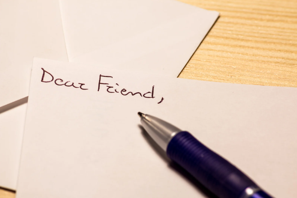 Un boli sobre el inicio de una carta, que reza "Dear Friend, "