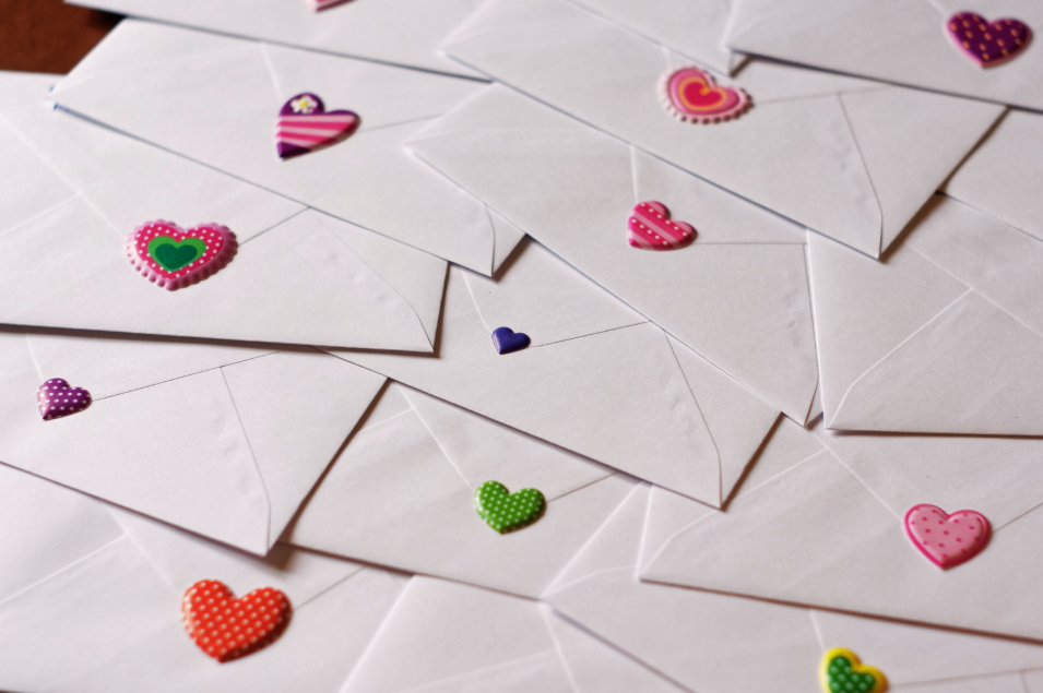 Varias cartas adornadas con pegatinas en forma de corazón.