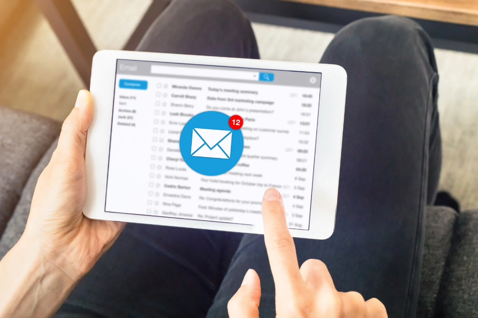 Un dedo navegando por una plataforma de correo electrónico.