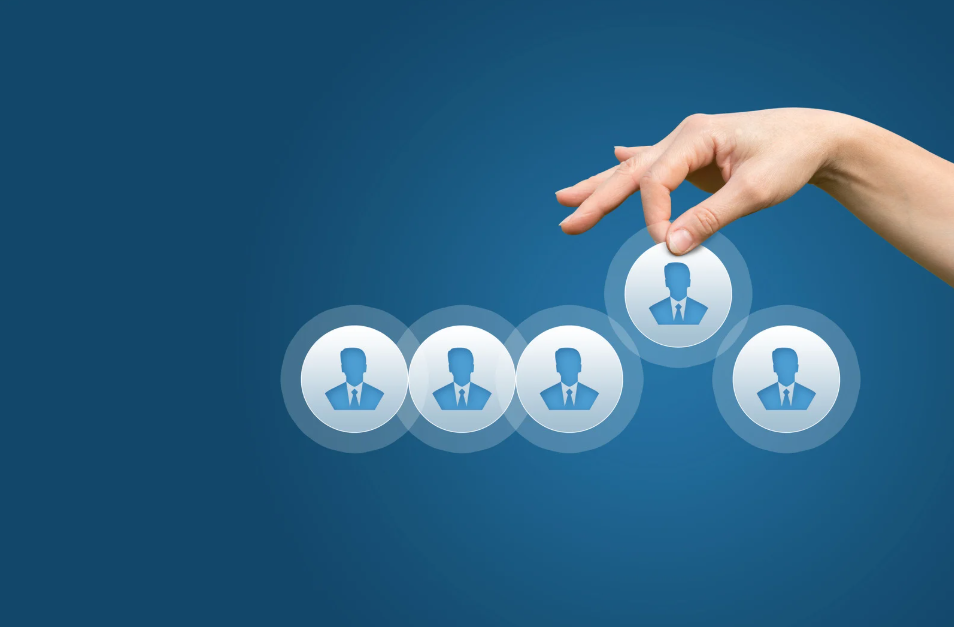 Una mano cogiendo el icono de una persona de entre una fila de iconos.