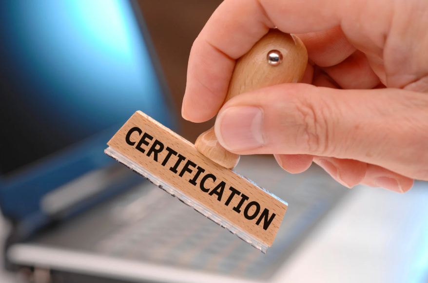 Una mano que sujeta un sello, que tiene escrita la palabra "certification".