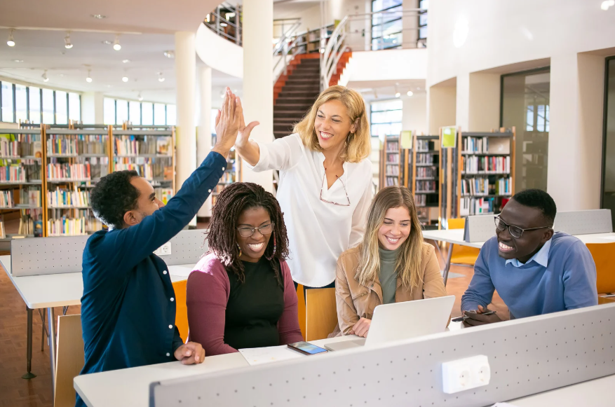 Un grupo de jóvenes trabajando juntos en una biblioteca.