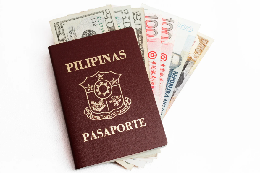 Un pasaporte, y billetes bajo él.