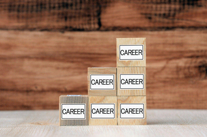 Una escalera de piezas de madera, cada una de las cuales tiene escrita la palabra "career"